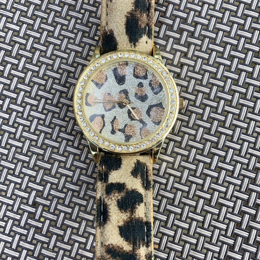 ⚜️Faux Leather Cheetah Watch!